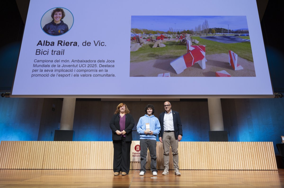 Alba Riera amb el regidor Eduard Comerma, en el moment de rebre el premi