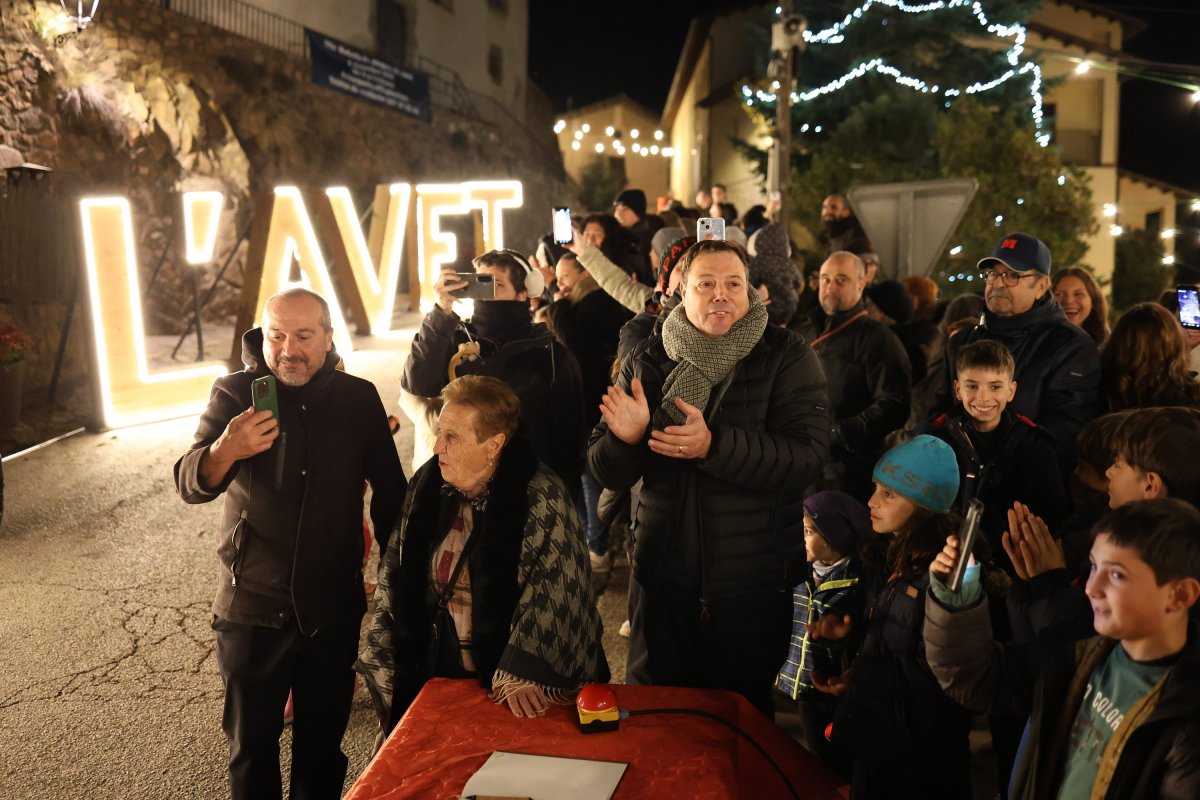 Un moment de la concorreguda Encesa de Llum, dissabte passat, amb la presència de l’alcalde i la iaia Angeleta