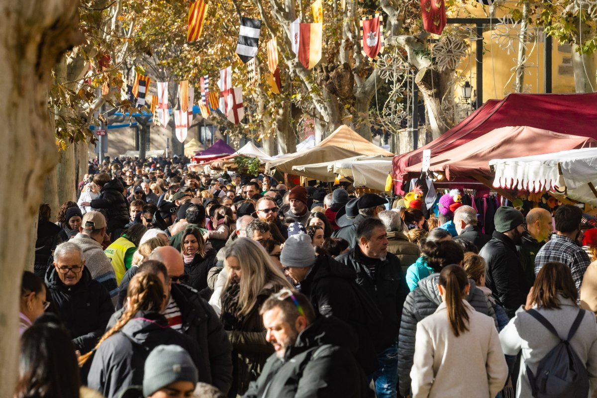 Imatges de gent passejant pel Mercat Medieval de Vic