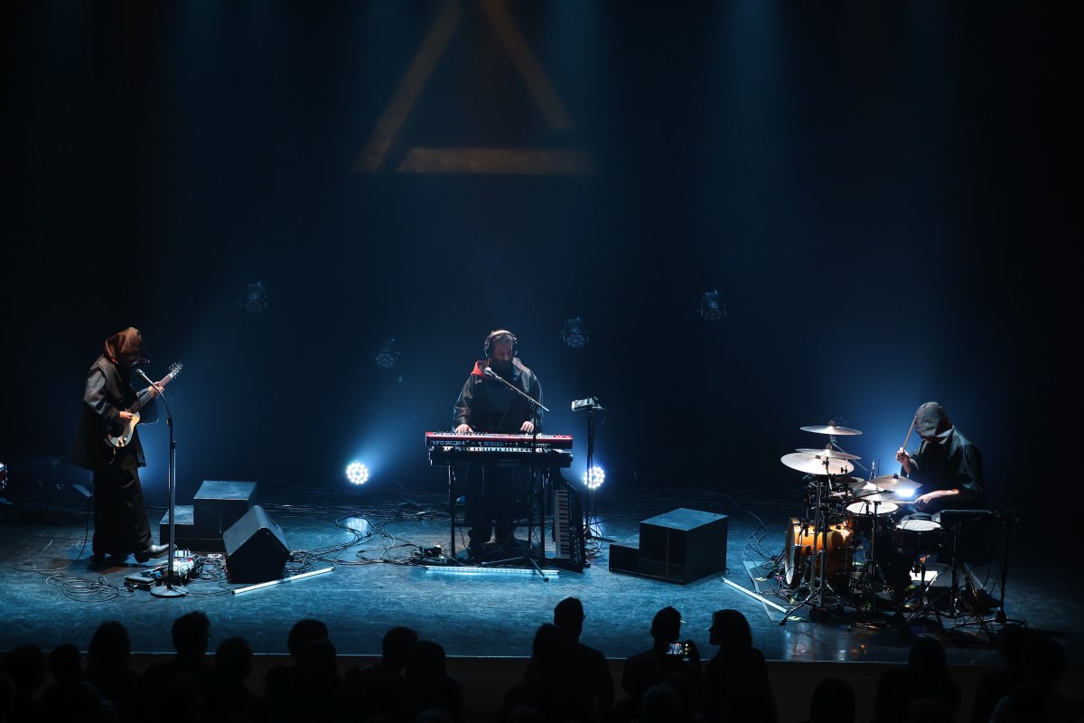 D’esquerra a dreta, Santi Careta, Arecio Smith i Santi Serratosa, durant el concert de divendres a L’Atlàntida