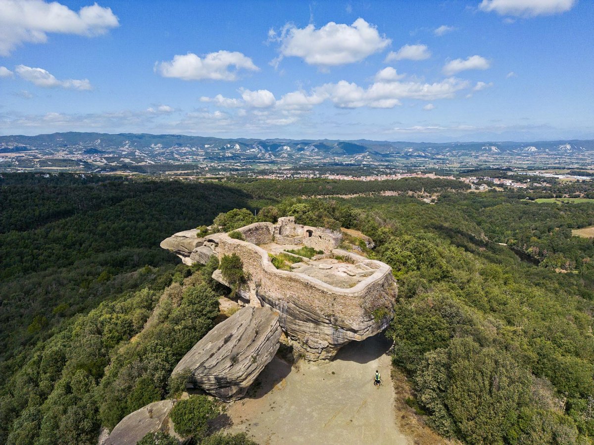 Imatge de les restes del castell de Taradell