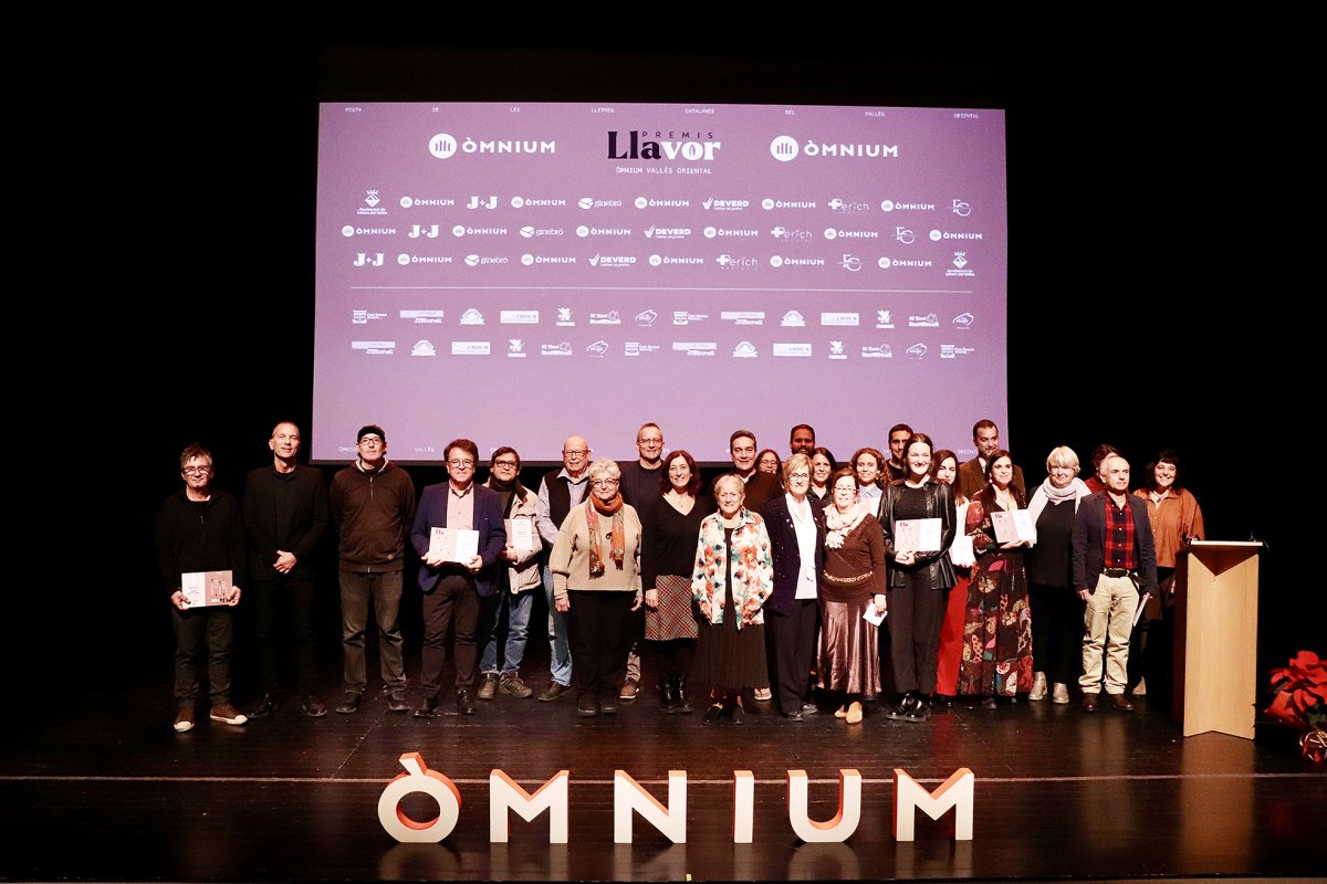 Els premiats i finalistes amb representants d'Òmnium i de l'Ajuntament