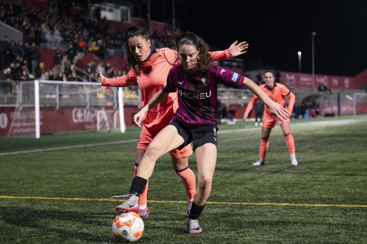Ona Vidal trepitja la pilota davant la pressió d’una jugadora blaugrana