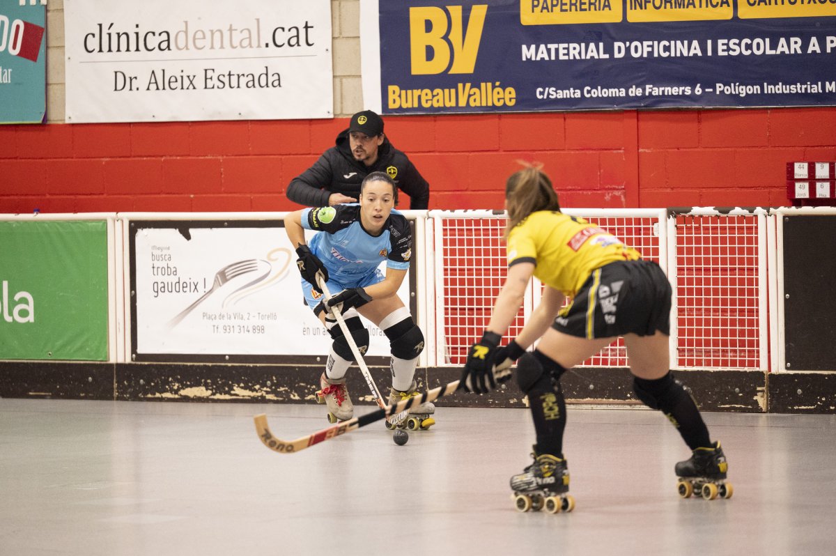 Núria Garciolo, l'autora del gol, iniciant una jugada d'atac