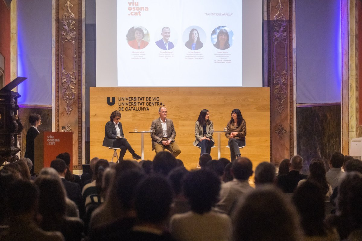 Gemma Vivet, Arnau Bellapart, Leyre Casasús i Imma Bosch, durant la taula rodona de l'acte de presentació de Viu a Osona
