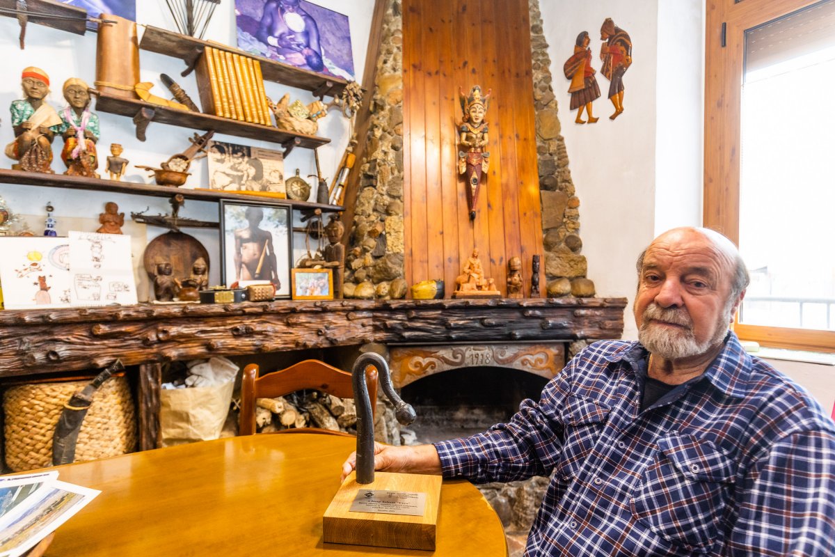 Josep Salvans amb el guardó a casa seva