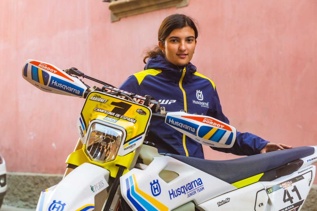 Mireia Rabionet, aquest dimecres a Vic, amb el dorsal 1 de la moto que l’acredita com a campiona d’Espanya