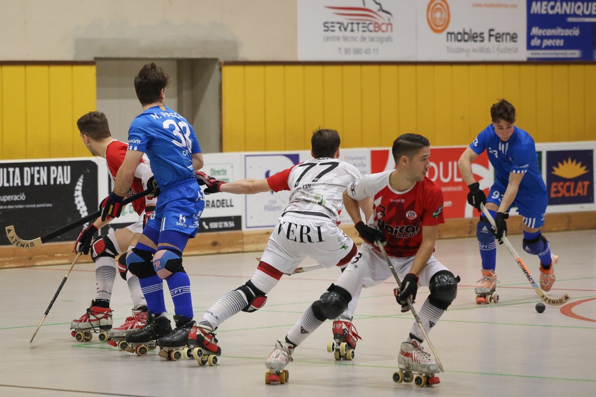 Juli Cardús, que va marcar el primer gol del partit, intenta avançar amb la bola enmig de la defensa visitant