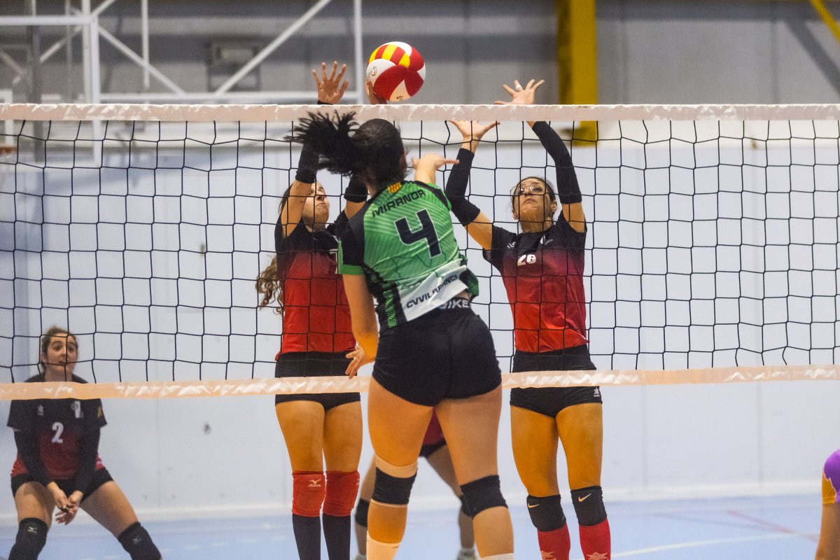 Dues jugadores del Torelló en posició de bloqueig per evitar l’esmaixada de l’atacant del Vilafranca