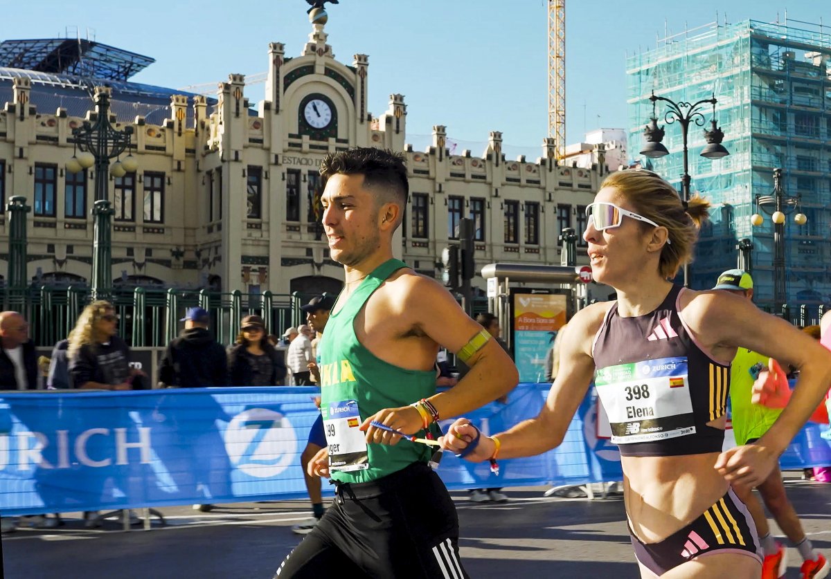 Elena Congost amb Roger Sans, el nou guia, durant la cursa valenciana