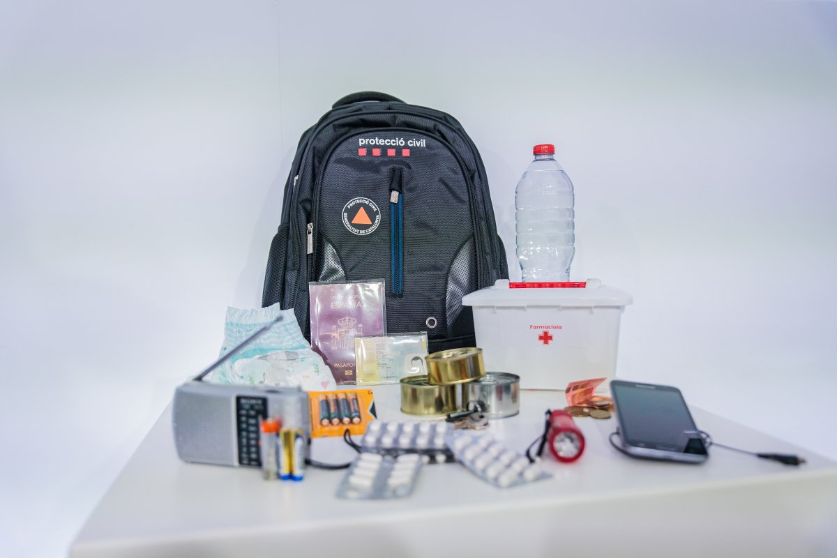 Es recomana tenir el kit d'emergències en una motxilla a prop de la porta d’entrada de casa