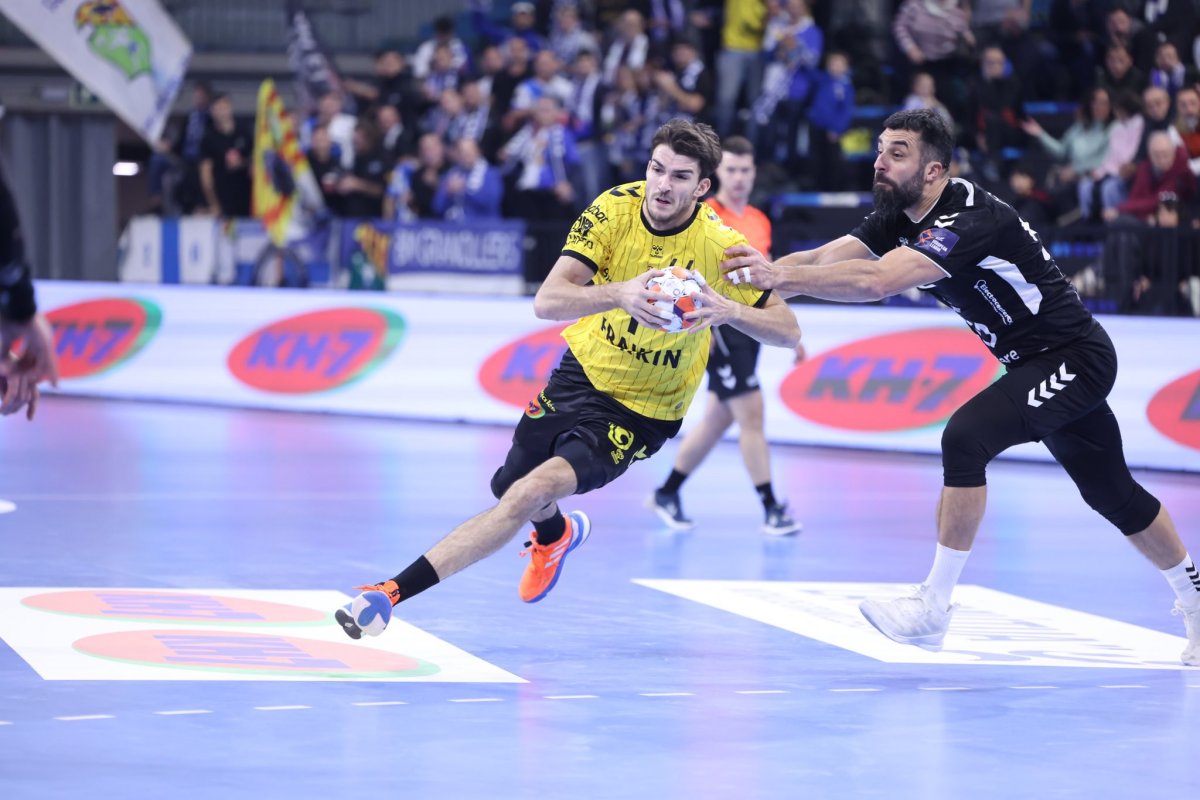 El lateral Palomino en una acció ofensiva del partit d'aquest dimarts