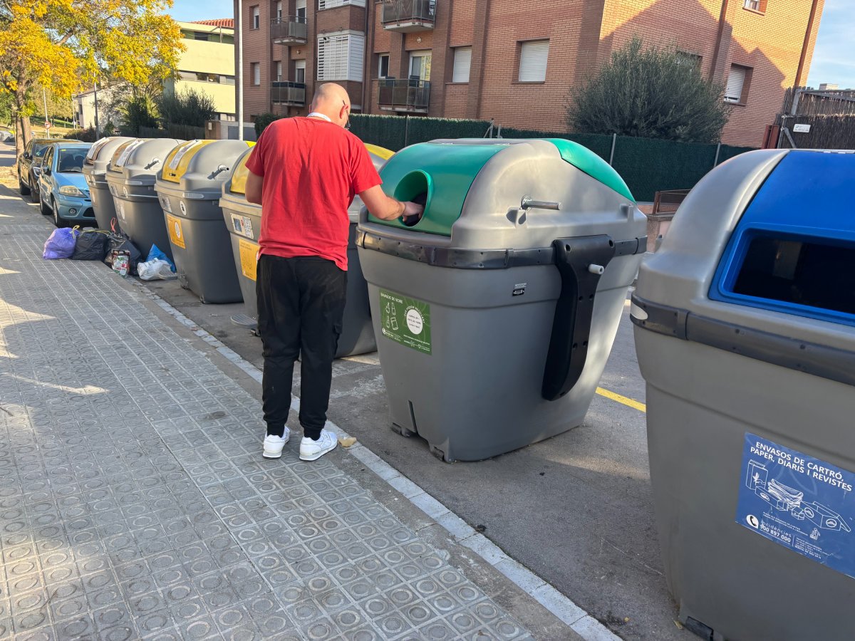Un veí de Sant Celoni fent servir els nous contenidors intel·ligents