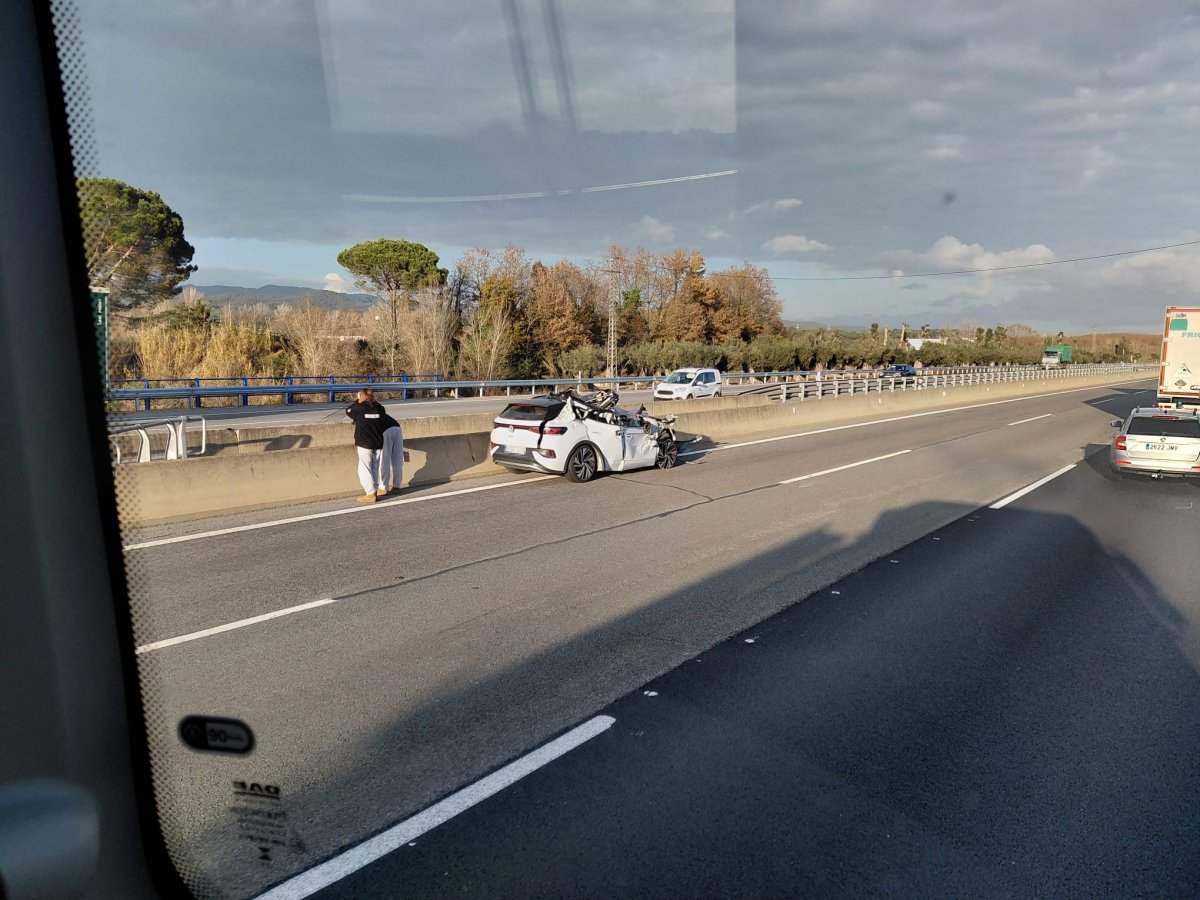 Mor la passatgera davantera d’un turisme en un xoc a l’AP-7 a Sant Celoni