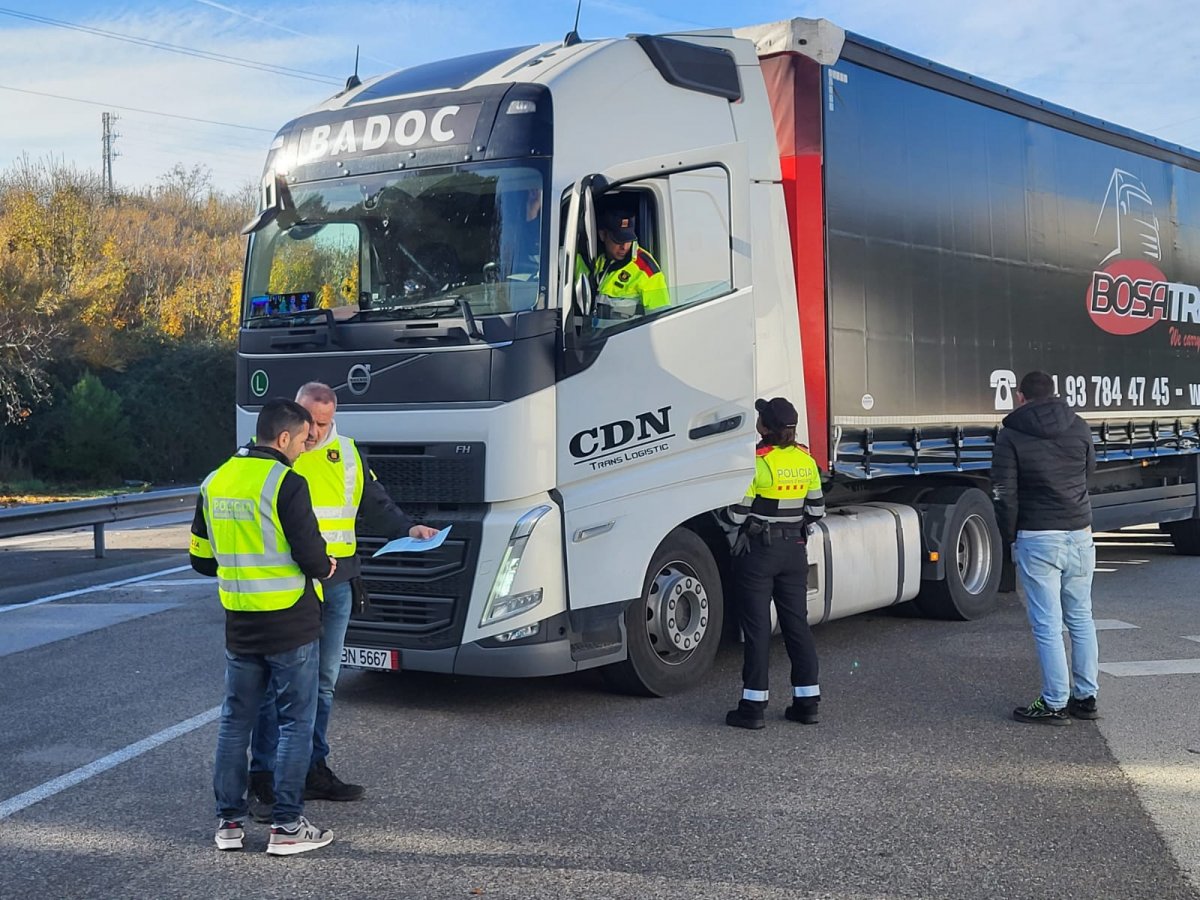 Els Mossos i Trànsit multen 162 camions per excés de velocitat a l’AP-7