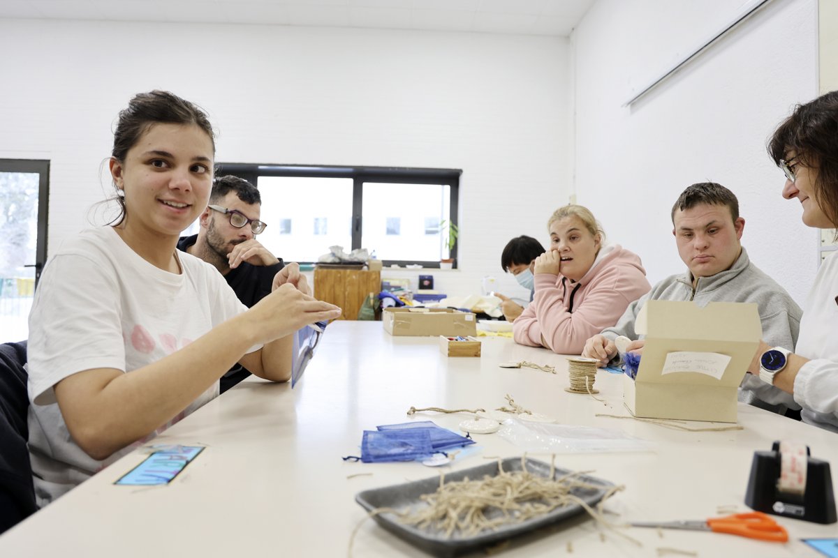 Marta Romero i Jan Martínez, de 21 i 22 anys, fa un any que són usuaris del centre ocupacional de la Fundació Vallès Oriental provinents de l’escola d’educació especial Can Vila