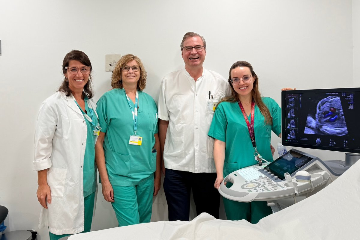 Personal de l'Hospital de Granollers amb la nova eina d'ecocardiografia fetal