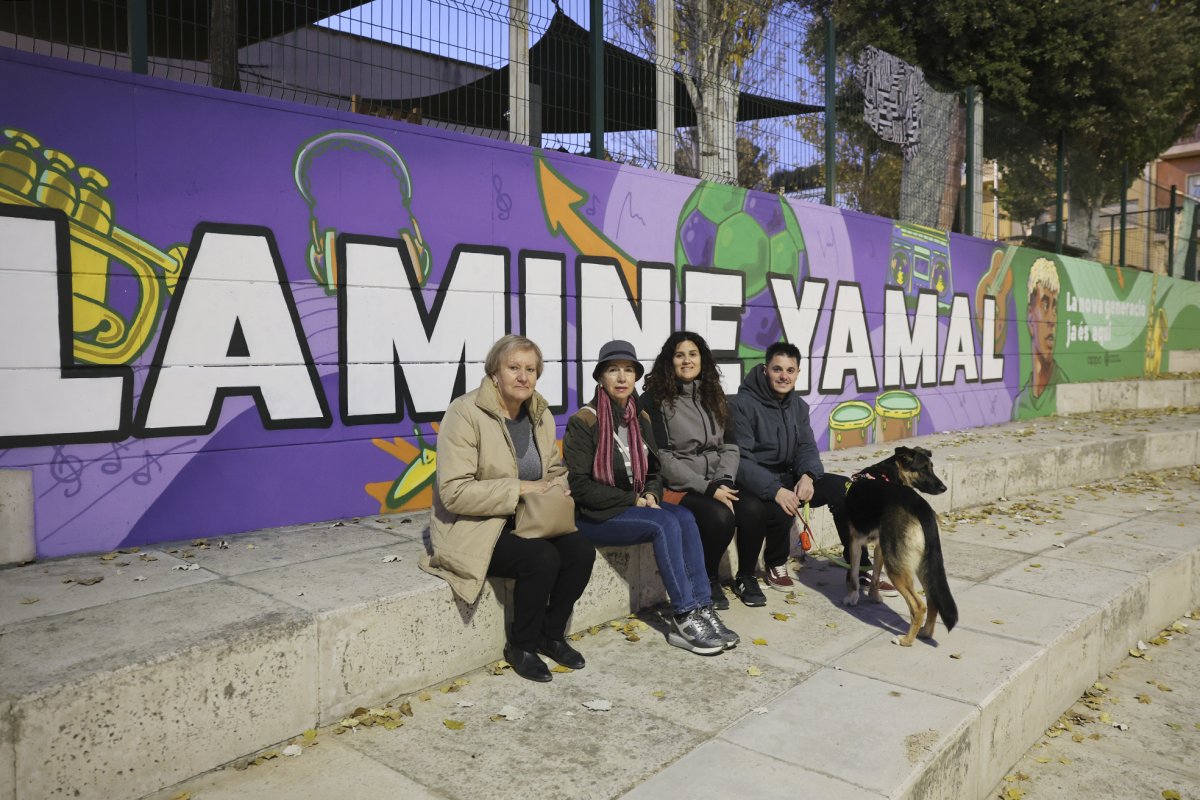 Un grup de veïns davant del mural de la plaça Valldoriolf