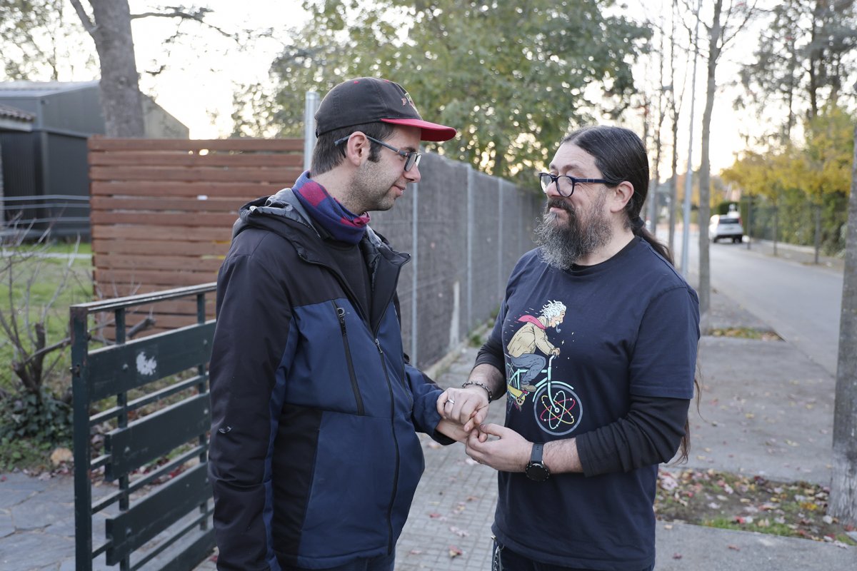 Jaume Ruaix al costat del seu pare, Jordi Ruaix, davant del centre l’Esqueix del Viver de Bell-lloc, a Cardedeu