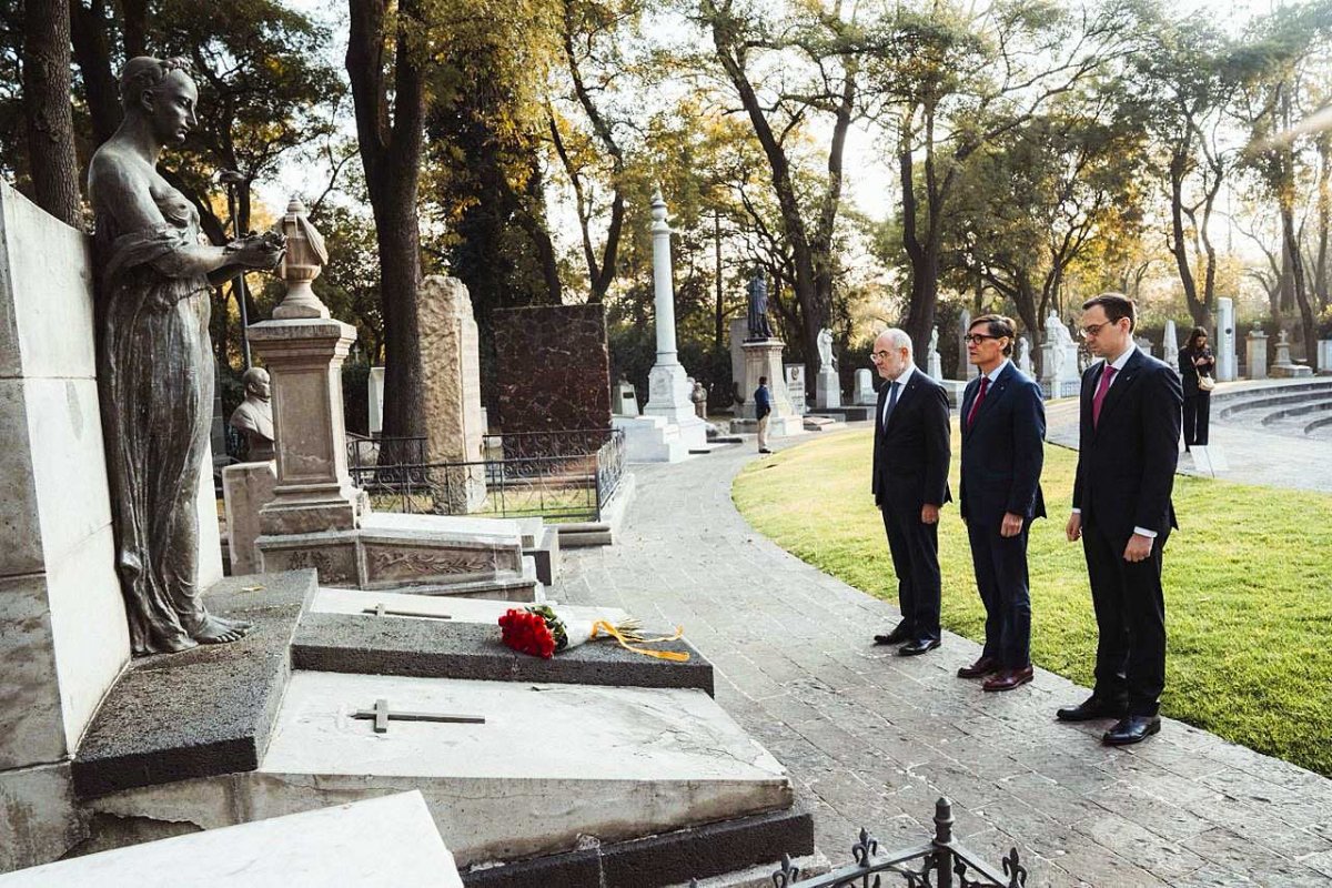 Salvador Illa, davant la tomba de Nunó