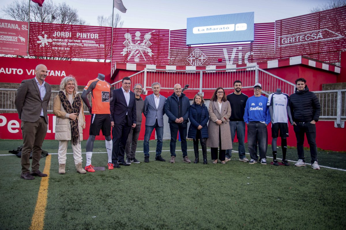 Foto de família dels responsables del partit de La Marató