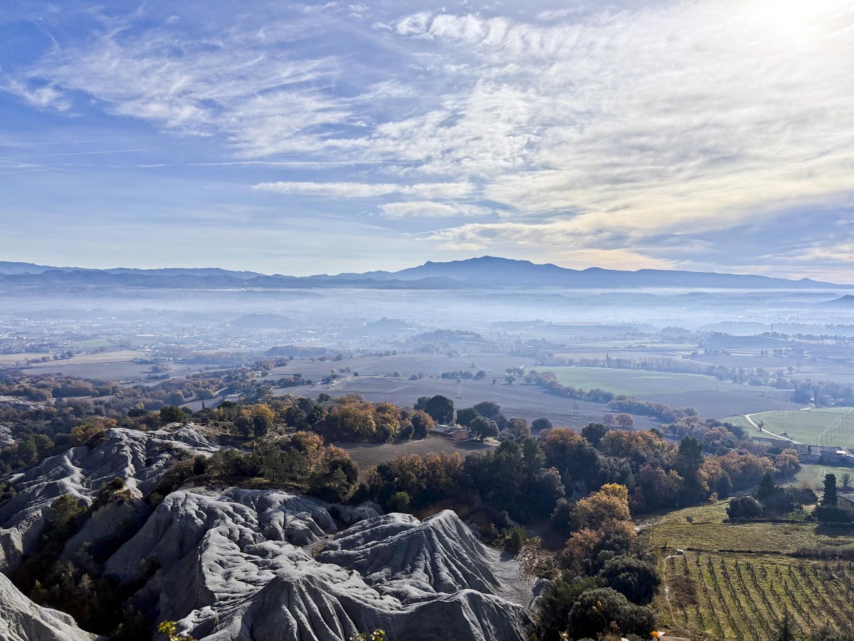 La capa de contaminació, vista des de sota la Creu de Gurb