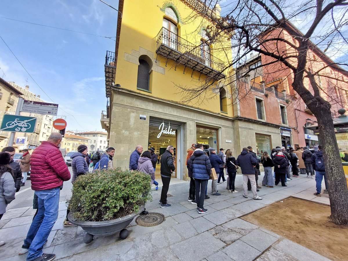 Desenes de persones a l’administració de loteria del carrer Verdaguer