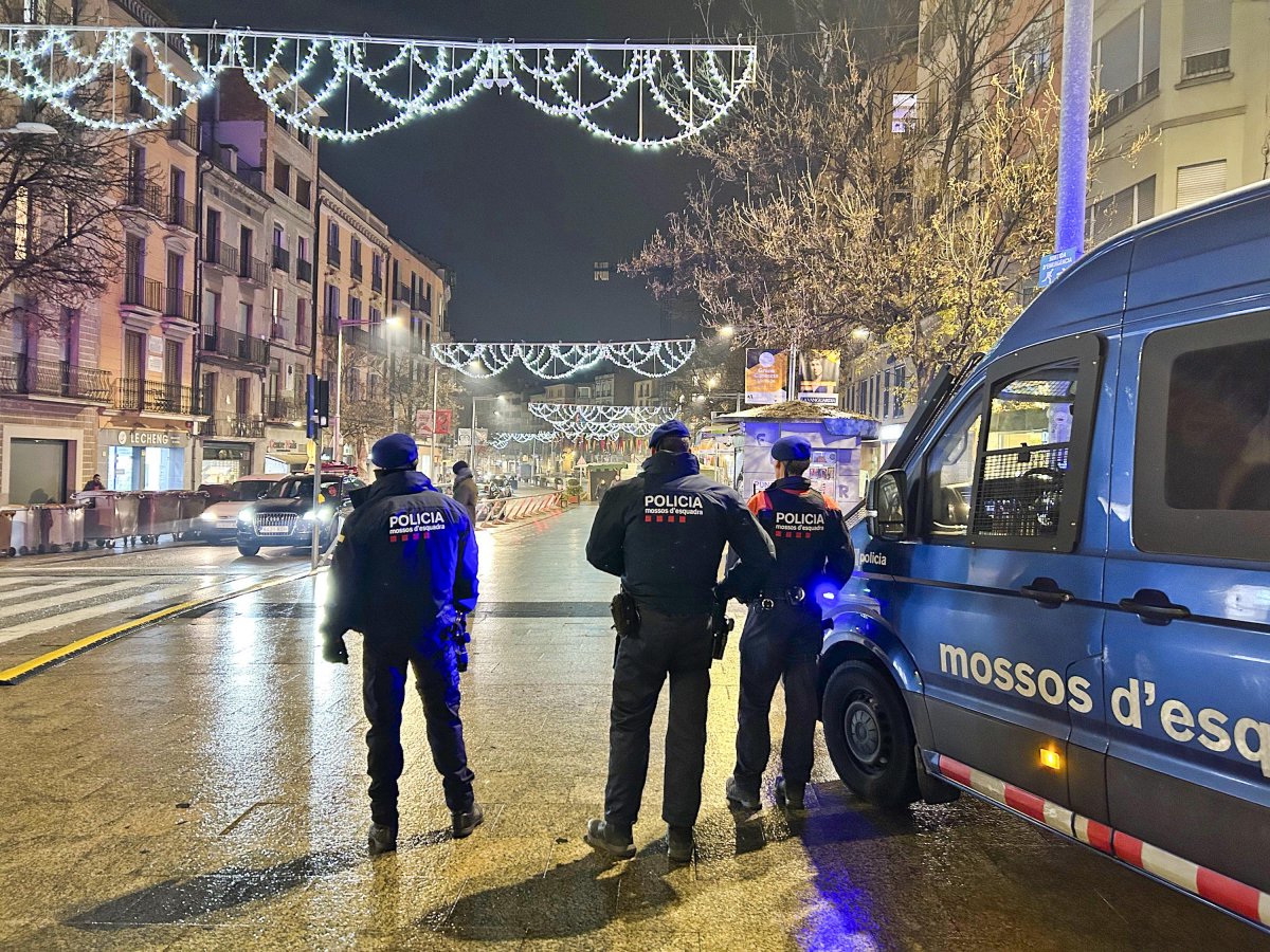 Tres agents dels Mossos al Passeig