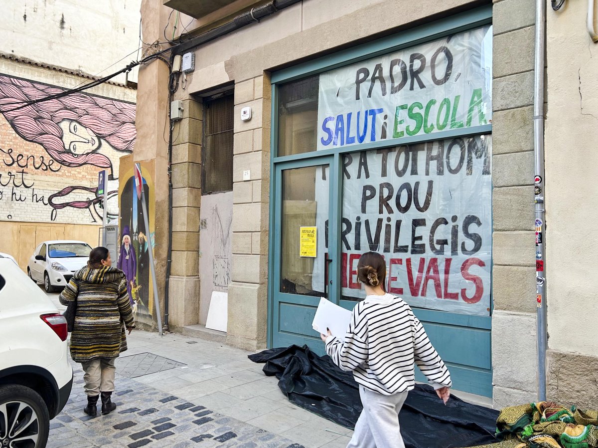Una pancarta apareguda pel Mercat Medieval al lloc on s'ubicarà el futur ateneu popular de Vic