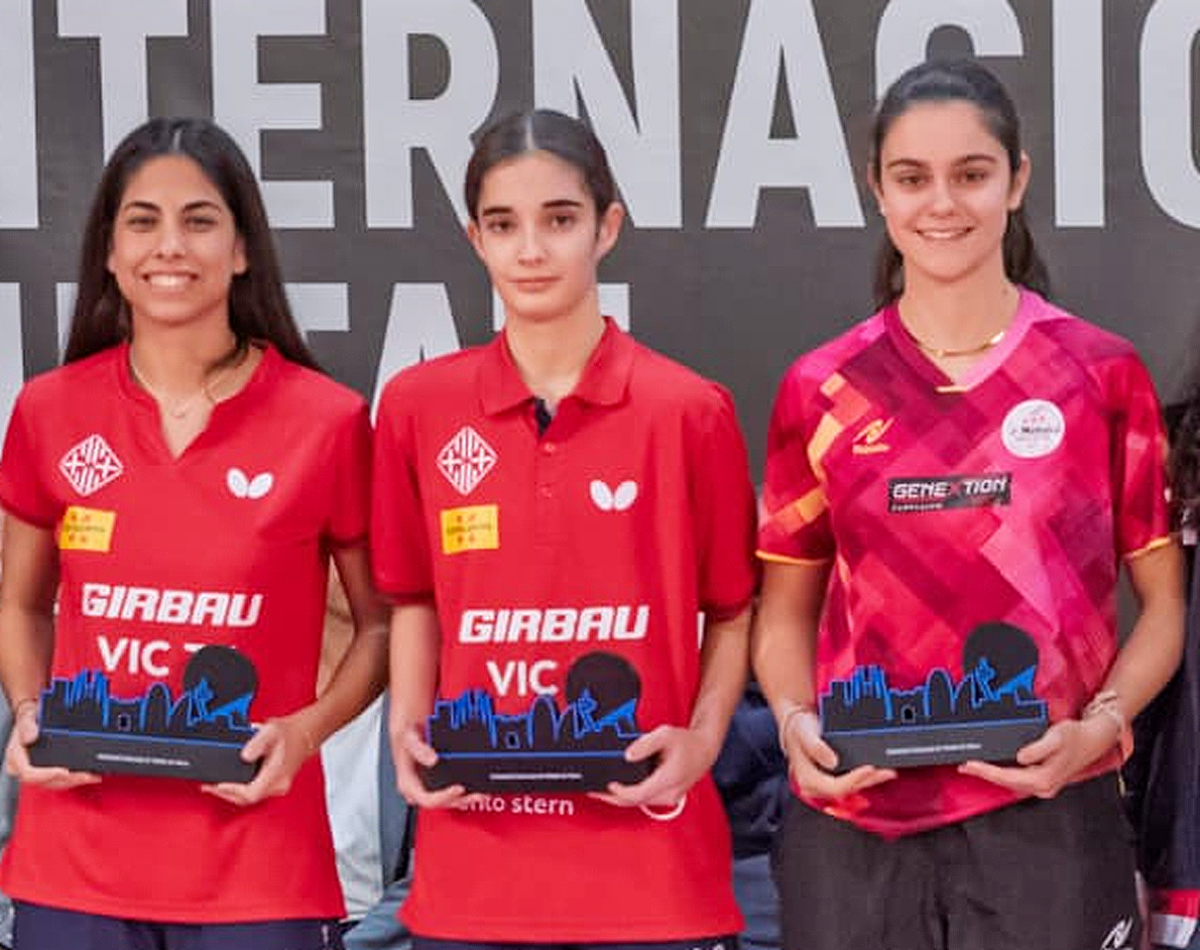 Camila Moscoso i Irina Gimeno amb el trofeu, al costat de la jugadora del Sant Cugat Mariona Munné