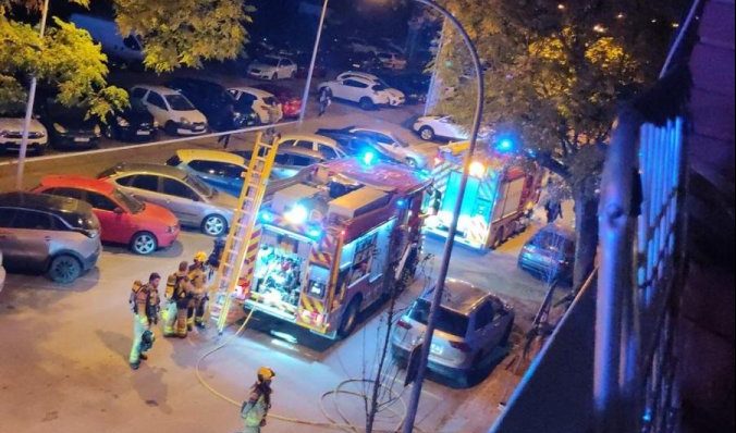 Els Bombers han treballat amb quatre dotacions per apagar l'incendi a l'avinguda Llibertat