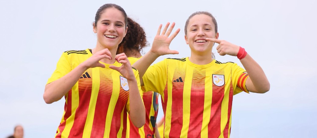 Bruna Quintina, autora de tres gols davant Galicia, celebra un dels gols amb Jana Muro