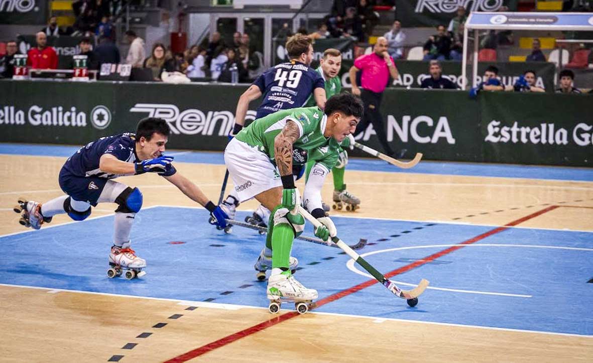 Aleix Molas intenta tallar un contraatac del conjunt gallec