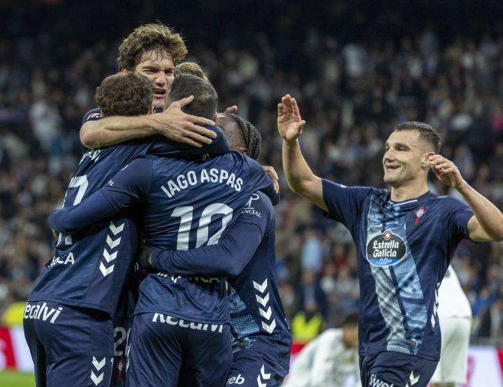 Ferran Jutglà, anant a celebrar el 0 a 2 definitiu amb el seus companys