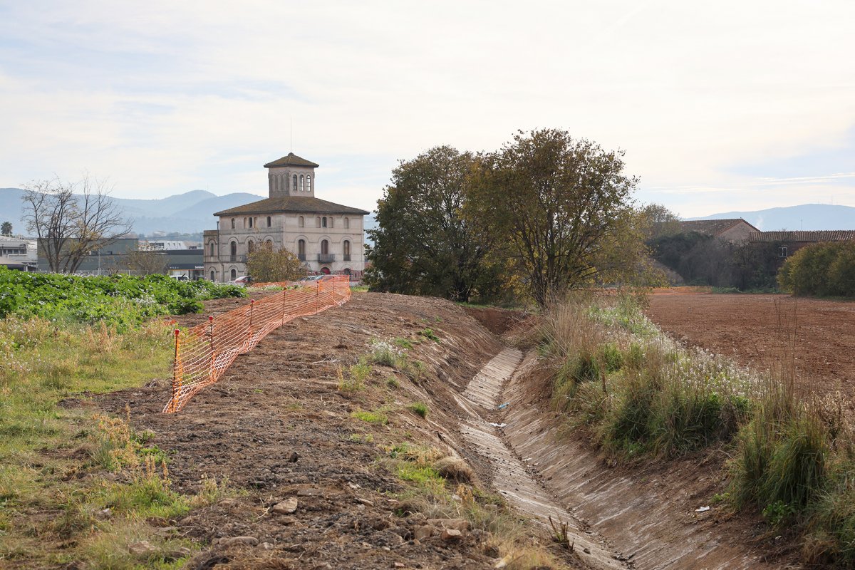 Primers moviments de terres al terreny on es farà el nou vial i la passera