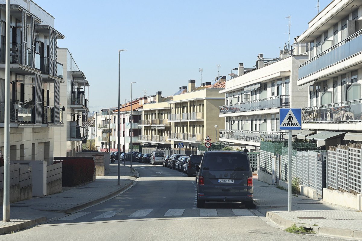 El carrer Mas Colomer, al nucli de Corró d’Avall, en una imatge d’arxiu