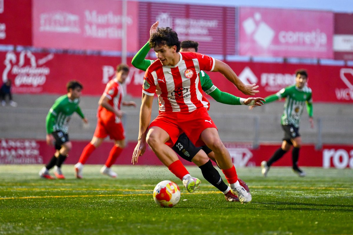 Pius Quer, autor de l’únic gol del partit que va donar la victòria al comjunt vigatà, controla la bola davant la pressió d’un rival