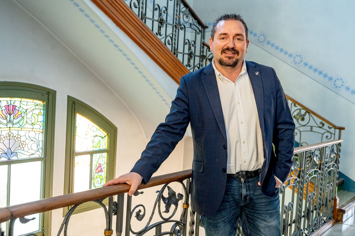 Corchado a l'escala de l'ajuntament