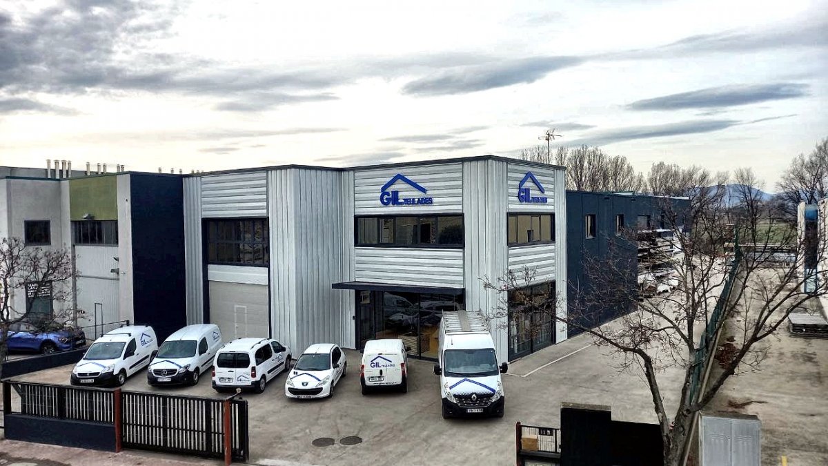 La seu de Gilteulades al carrer Mas de la Mora de Vic