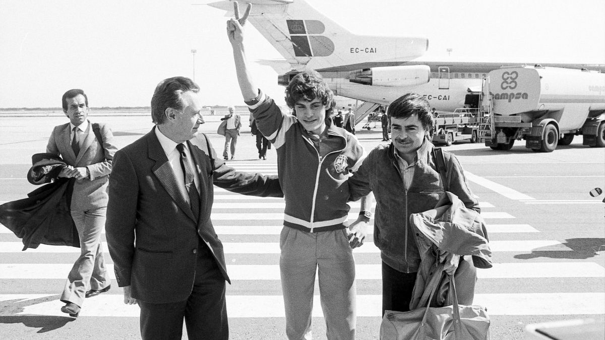 Casacuberta, arribant a Barcelona i fent el senyal de la victòria al costat de l'entrenador Pep Vilà