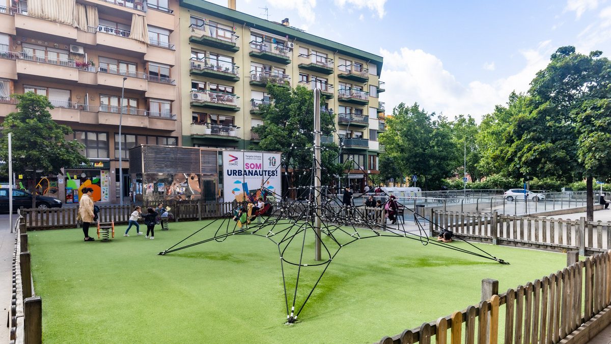 A dalt, el parc infantil un dia d’aquesta setmana a la tarda. A sota, la reunió veïnal a la Biblioteca Pilarin Bayés