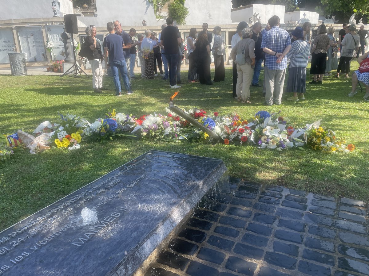 Les flors al monument que recorda les víctimes