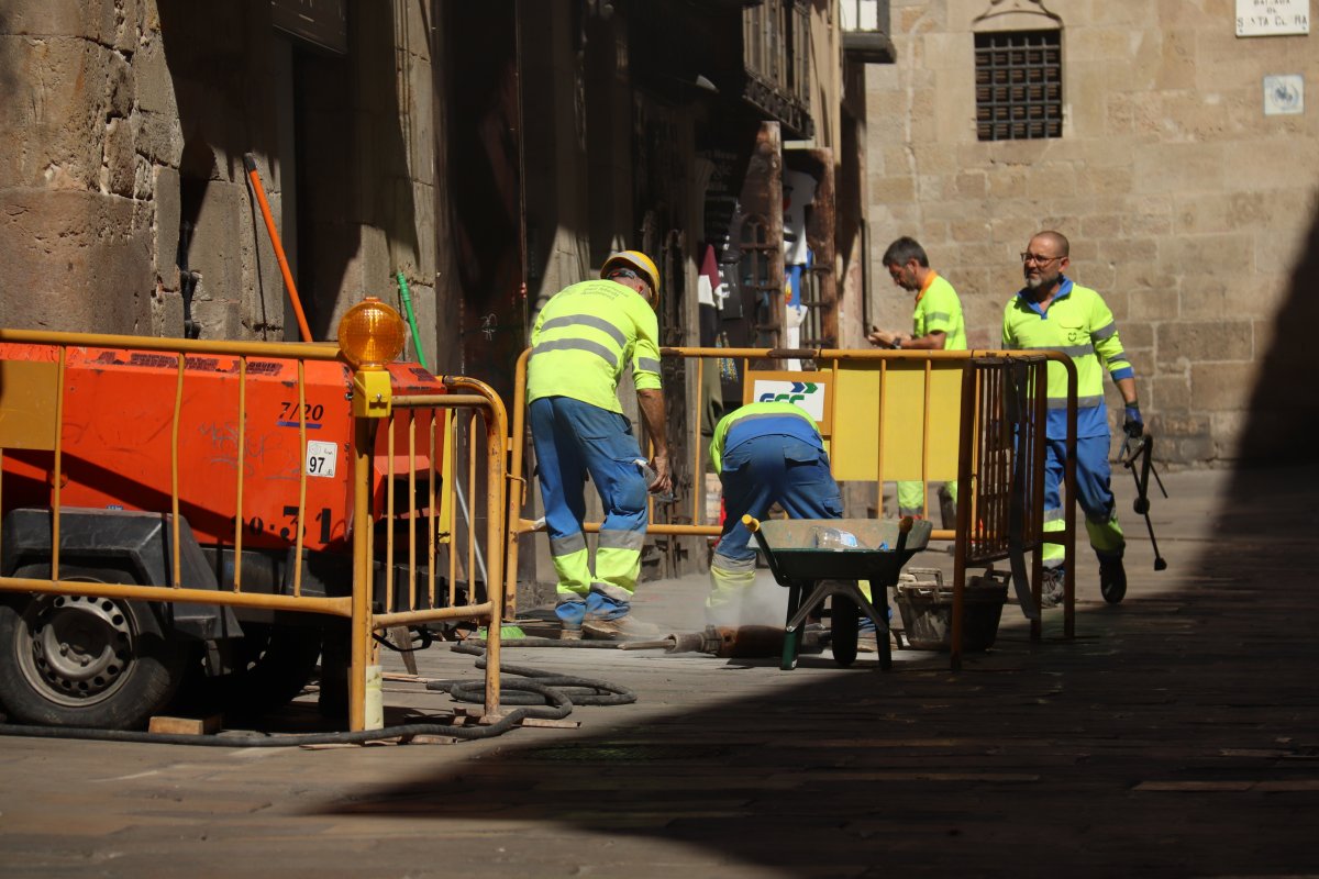 Els sindicats demanen canvis “importants” d’organització i horaris per fer front a la calor extrema a la feina