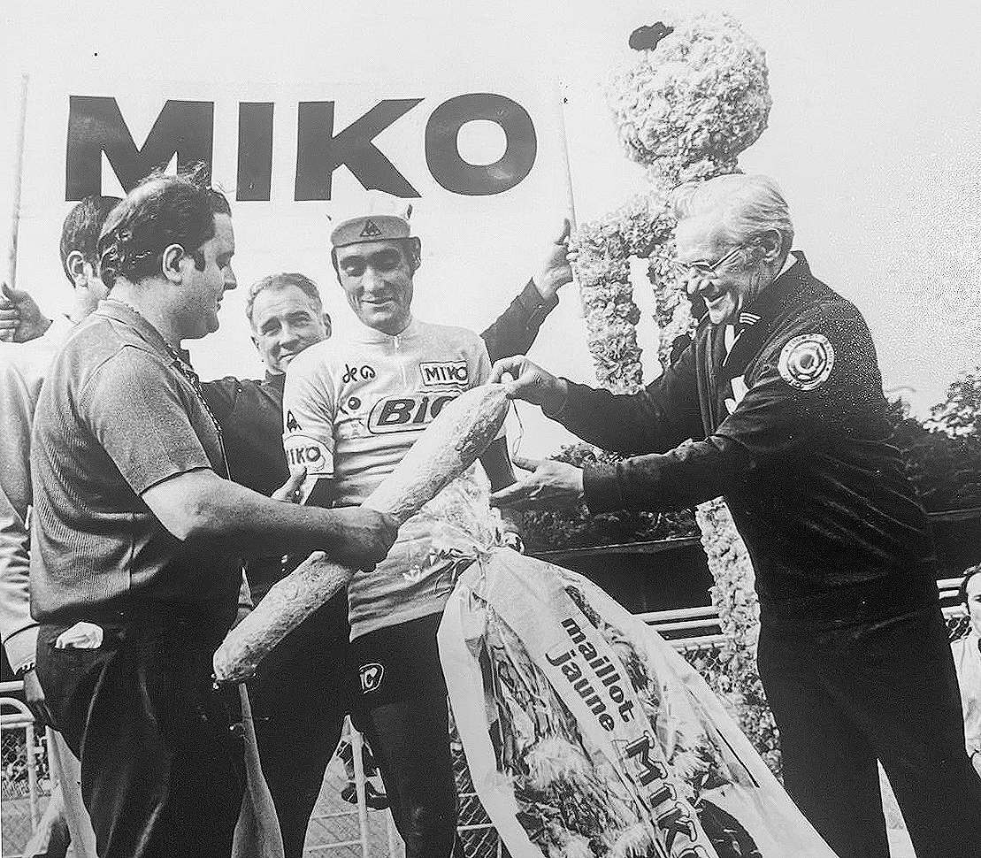 Pau Arboix lliurant a Luis Ocaña una lllonganissa de quatre quilos al podi de Paris, el 1973