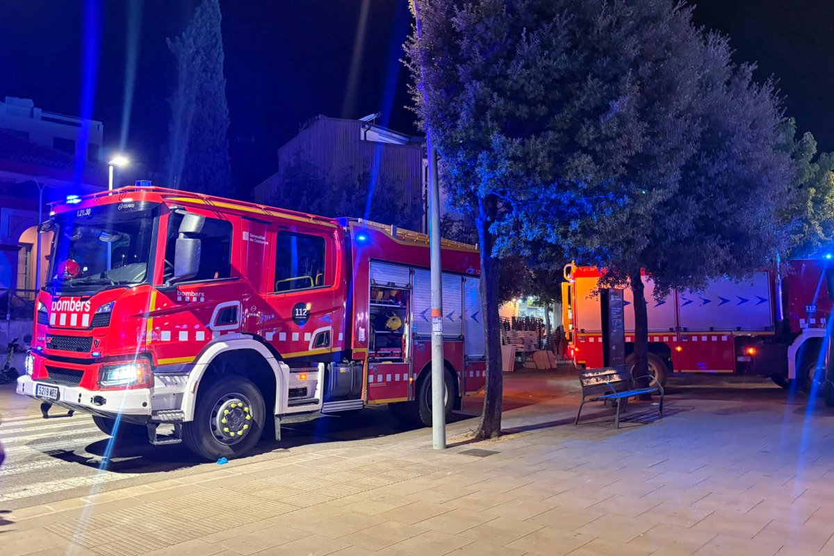 Els Bombers també s'hi han desplaçat per ajudar en les tasques d'alliberament dels ferits