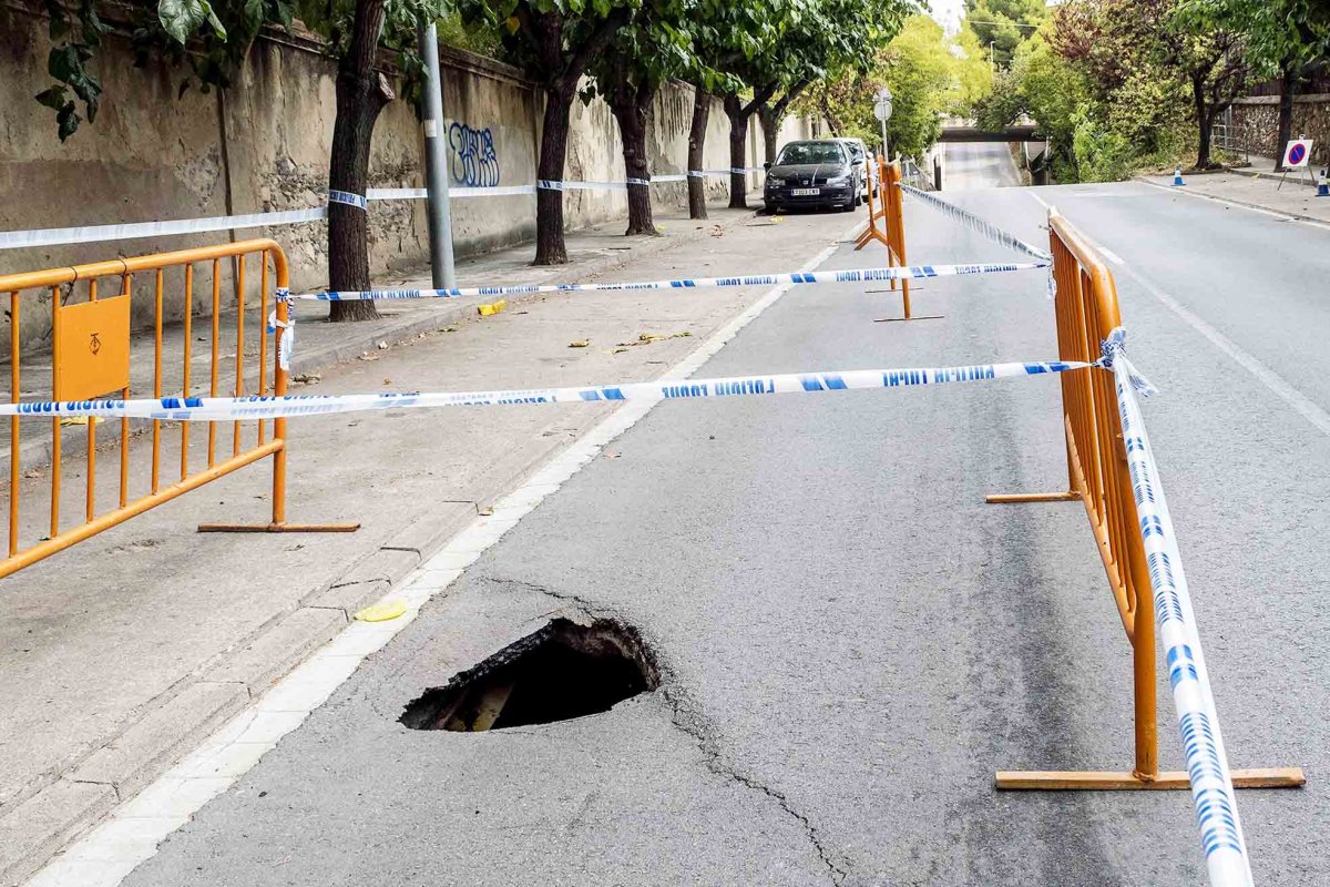 Un esvoranc a la Garriga limita el pas de vehicles per l’avinguda Onze de Setembre
