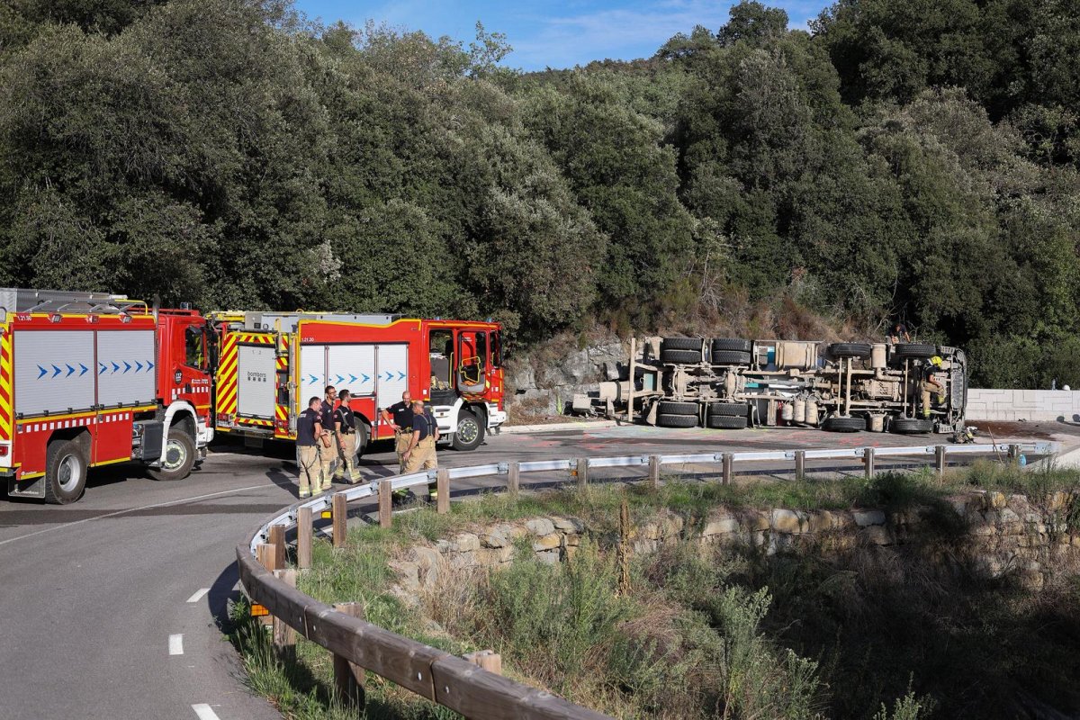 Mor el conductor d’un camió formigonera en un accident a la carretera de l’Esquirol a Tavertet