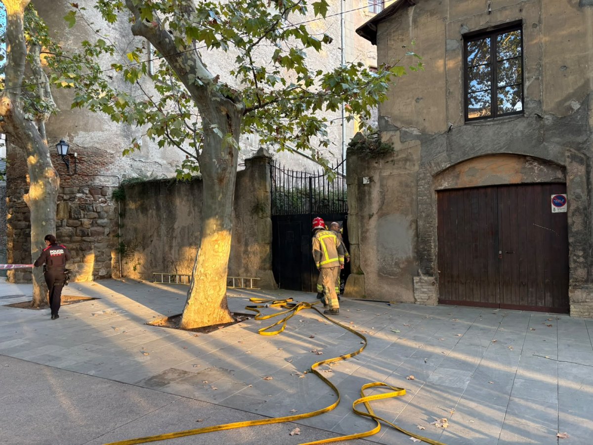 Ensurt per un incendi en una casa abandonada a tocar de la Catedral de Vic