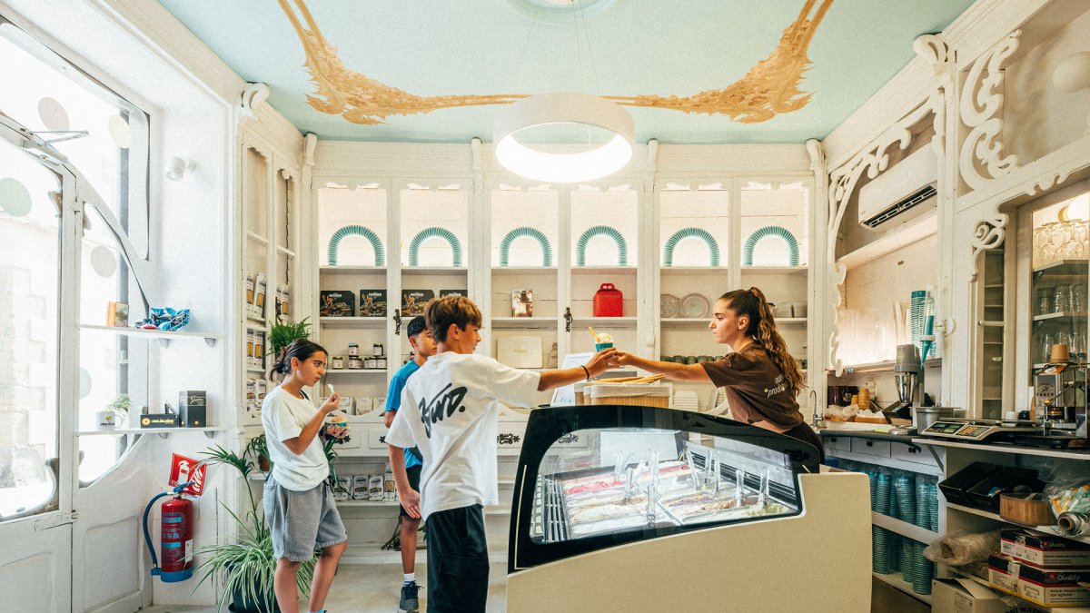 La Gelateria del Sol ha recuperat l'espai modernista de l'antiga Farmàcia Vergós de Torelló