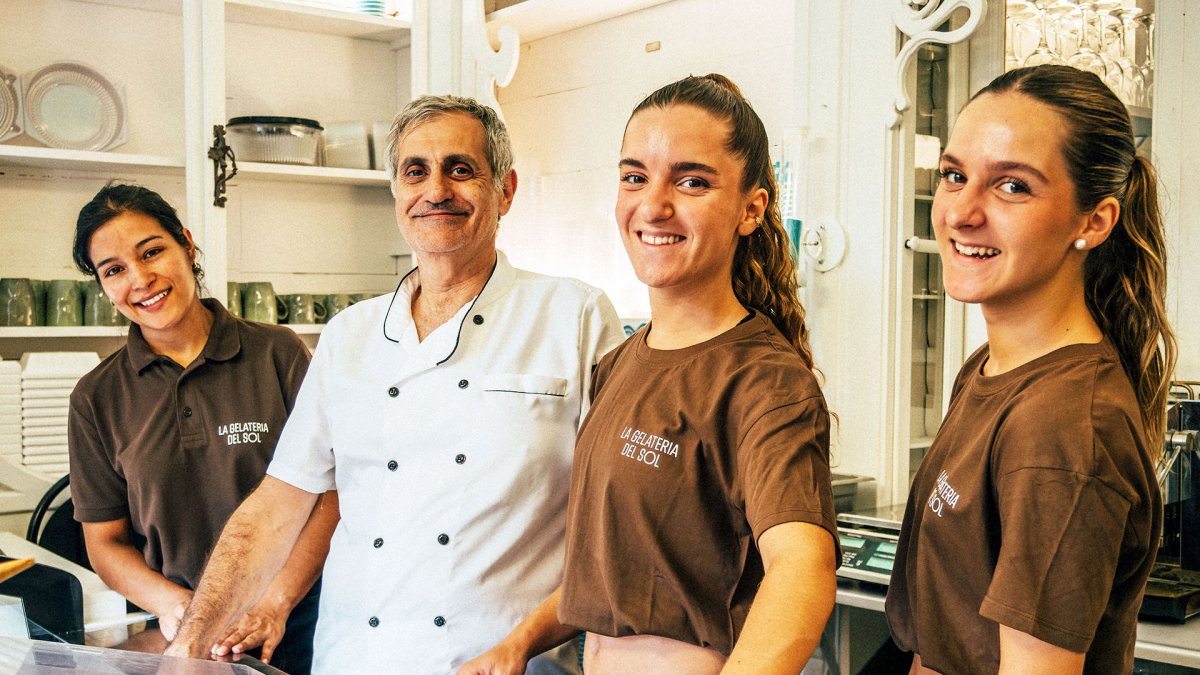 L'equip de la Gelateria del Sol, al carrer Capsavila de Torelló